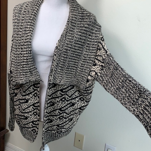 Neiman Marcus Black Tape soft chunky knit cardigan - Picture 5 of 6